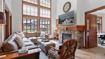 Condo, 2 Bedrooms | Living area