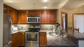 Private kitchen | Fridge, oven, coffee/tea maker, toaster