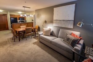 Condo, 2 quartos | Área de estar