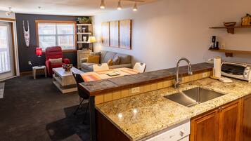 Condo, 1 Bedroom | Private kitchen | Fridge, oven, coffee/tea maker, toaster