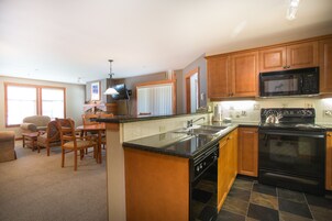 Apartamento, 2 habitaciones | Cocina privada | Frigorífico, horno, cafetera o tetera y tostadora