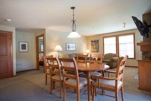 Condo, 2 Bedrooms | Tempat makan
