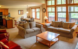 公寓式客房, 2 间卧室 | 起居区