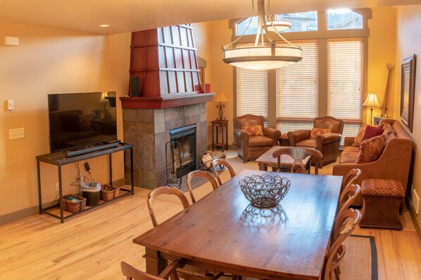 Condo, 3 chambres | Restauration