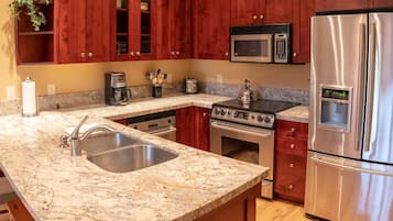 Condo, 3 Bedrooms | Private kitchen | Fridge, oven, coffee/tea maker, toaster