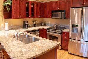 Condo, 3 Bedrooms | Private kitchen | Fridge, oven, coffee/tea maker, toaster - 7401- Three Bedroom + Loft + Den Deluxe Crossings Townhomes 3 Condo by RedAwning (Solitude)