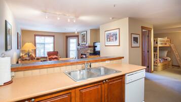 Condo, 1 Bedroom | Private kitchen | Fridge, oven, coffee/tea maker, toaster