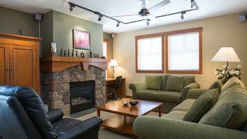 Condo, 2 Bedrooms | Interior