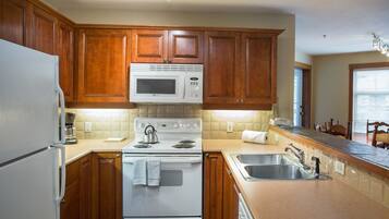 Condo, 3 phòng ngủ | Bếp riêng | Tủ lạnh, lò nướng, dụng cụ pha cà phê/trà, lò nướng bánh mì