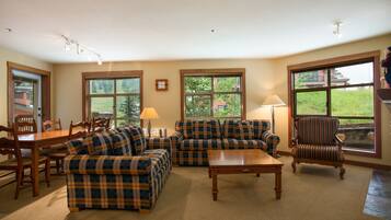 Condo, 3 phòng ngủ | Khu phòng khách