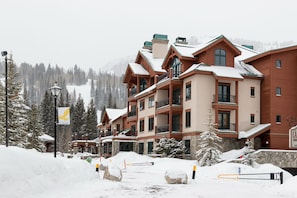 Condo, 2 Bedrooms | Exterior