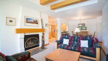 Condo, 2 Bedrooms | Living area