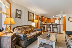 Condo, 2 quartos | Área de estar