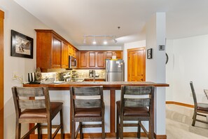 Condo, 2 quartos | Cozinha privada | Geladeira, fogão, cafeteira/chaleira, torradeira