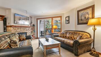 Condo, 2 Bedrooms | Living area