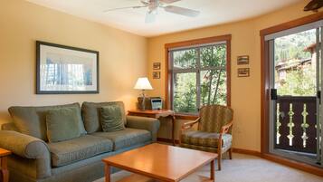 Condo, 2 Bedrooms | Ruang tamu