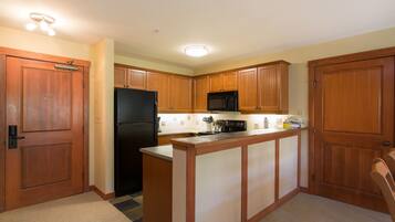 Condo, 2 Bedrooms | Dapur peribadi | Peti sejuk, ketuhar, pembancuh kopi/teh, pembakar roti