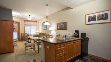 Condo, 1 Bedroom | Private kitchen | Fridge, oven, coffee/tea maker, toaster