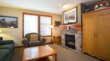 Condo, 2 Bedrooms | Ruang tamu