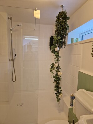Bathroom - Lovely 2-bed Cottage in Coalbrookdale Telford (Telford)