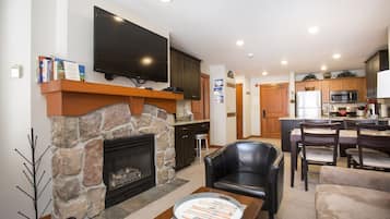 Condo, 2 Bedrooms | Living area
