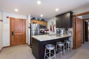 Apartment, 2 Schlafzimmer | Eigene Küche | Kühlschrank, Ofen, Wasserkocher mit Kaffee-/Teezubehör, Toaster