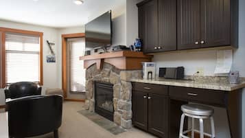 Condo, 2 Bedrooms | Private kitchen