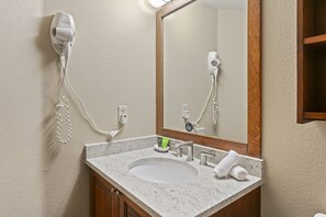 Appartement, 1 slaapkamer | Badkamer | Handdoeken, shampoo