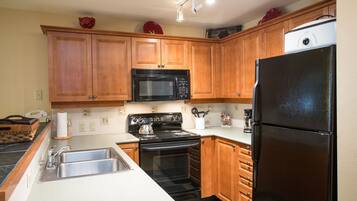 Appart'hôtel, 2 chambres | Cuisine privée | Réfrigérateur, four, cafetière/bouilloire, grille-pain