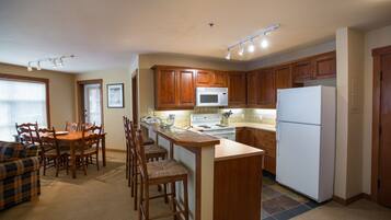 Condo, 3 Bedrooms | Private kitchen | Fridge, oven, coffee/tea maker, toaster