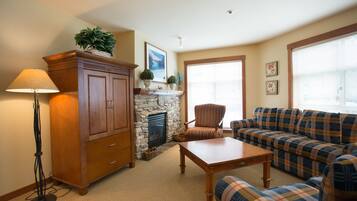 Condo, 3 Bedrooms | Living area