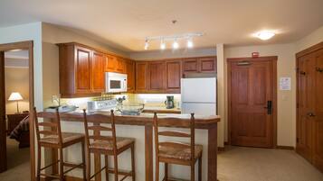Condo, 3 Bedrooms | Private kitchen | Fridge, oven, coffee/tea maker, toaster