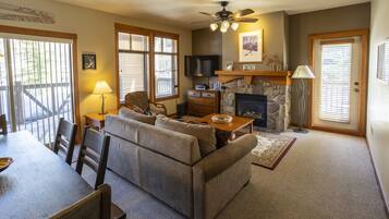 Condo, 2 habitaciones | Área de sala de estar