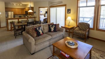 Condo, 2 Bedrooms | Living area