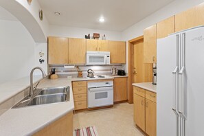 Condo, 2 Bedrooms | Private kitchen | Fridge, oven, coffee/tea maker, toaster
