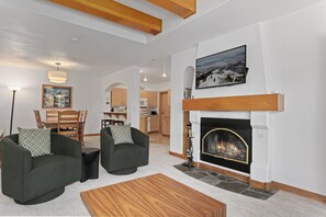 Condo, 2 habitaciones | Área de sala de estar