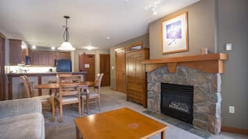 Condo, 2 Bedrooms | Living area