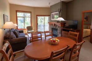 Condo, 2 Bedrooms | Dining