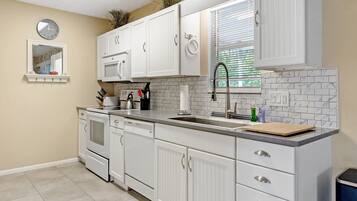 House, 3 Bedrooms | Private kitchen