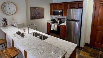 Huoneisto, 1 makuuhuone | Yksityinen keittiö | Jääkaappi, uuni, kahvin-/teenkeitin, leivänpaahdin