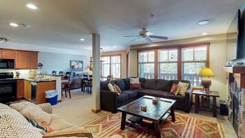 Condo, 2 Bedrooms | Living area