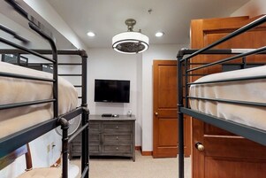2 bedrooms, iron/ironing board, free WiFi