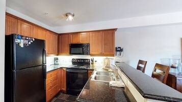 Condo, 2 Bedrooms | Private kitchen