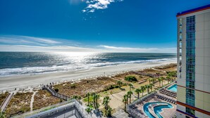 Ein Strandhotel mit Pool, direktem Zugang zum Strand und Meerblick.