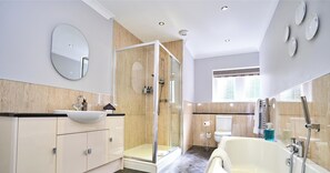 Honeymoon Room, Ensuite | Bathroom | Hair dryer, towels - Springbank Manor (Darwen)