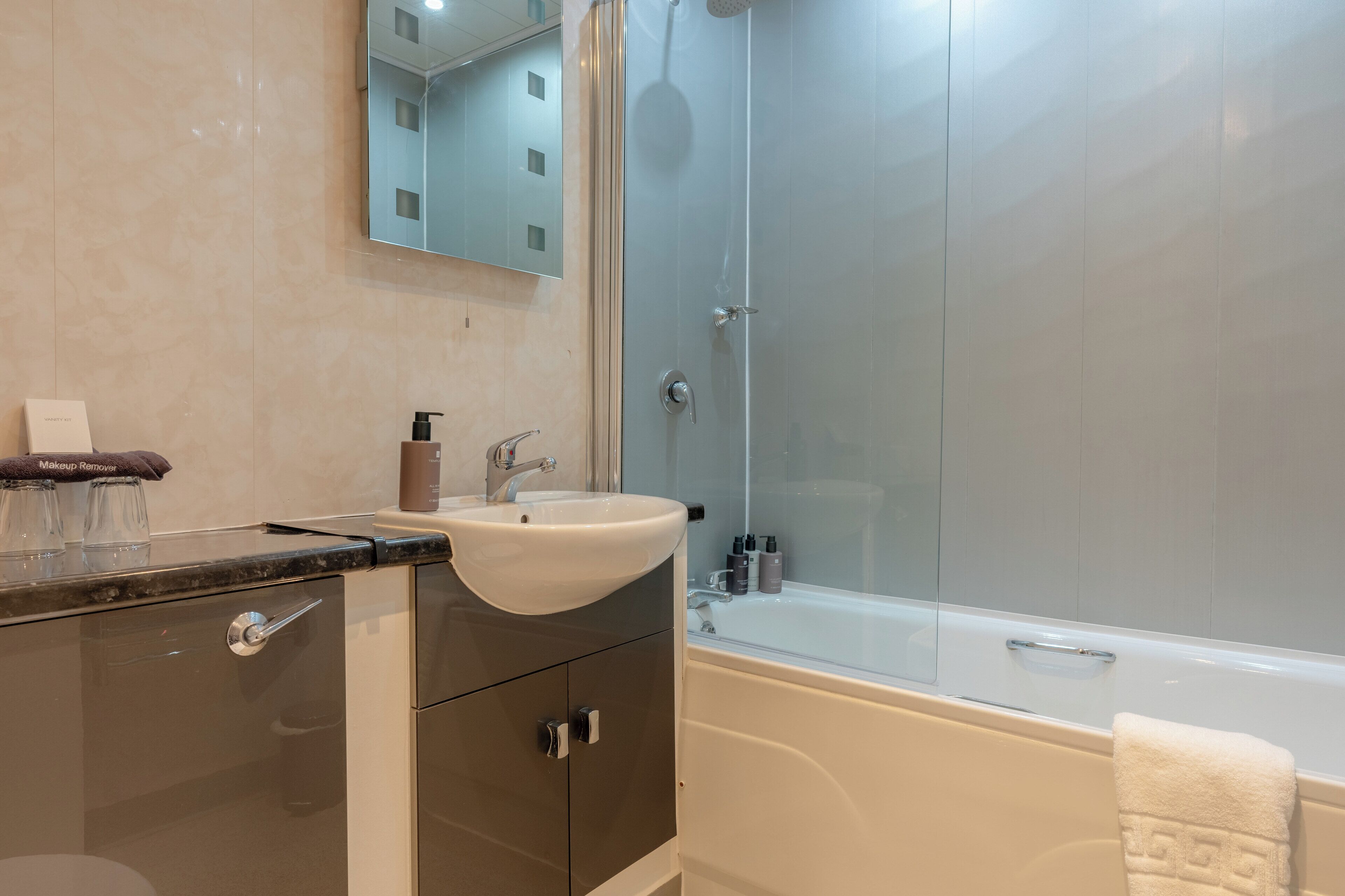 Secador de pelo, toallas