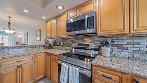 Bloc d'apartaments, 2 dormitoris | Cuina privada | Frigorífic, forn, cafetera i tetera i torradora 