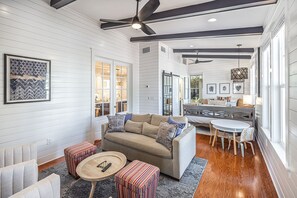 獨棟房屋, 3 間臥室 | 起居區 | 智慧型電視