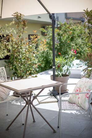 Outdoor dining - Studio apartment Yucca with balcony, 2-min to the beach and 5 to Trogir (Trogir)