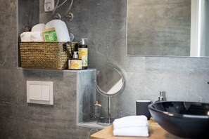 Dusche, Haartrockner, Handtücher, Seife